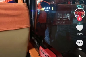 pg电子手游-两度遭遇航班取消&amp;深夜抵达深圳，谢文能社媒晒照：好事多磨