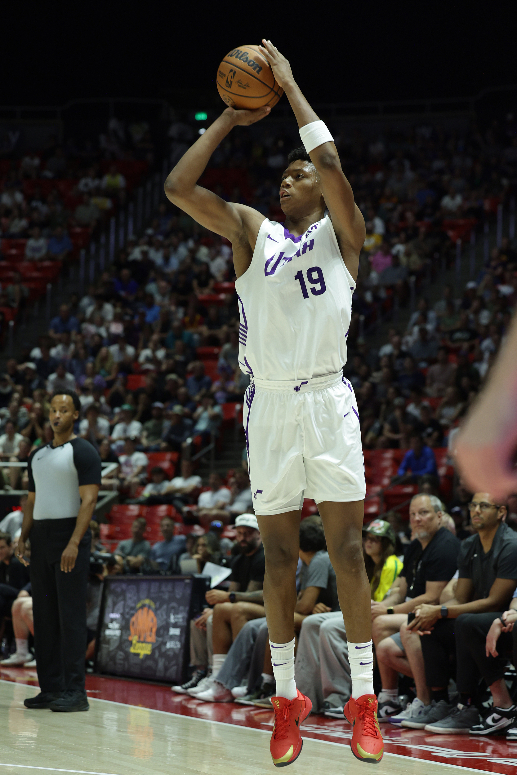 5号秀贝利全场13中3仅得8分，正负值-12全队最低