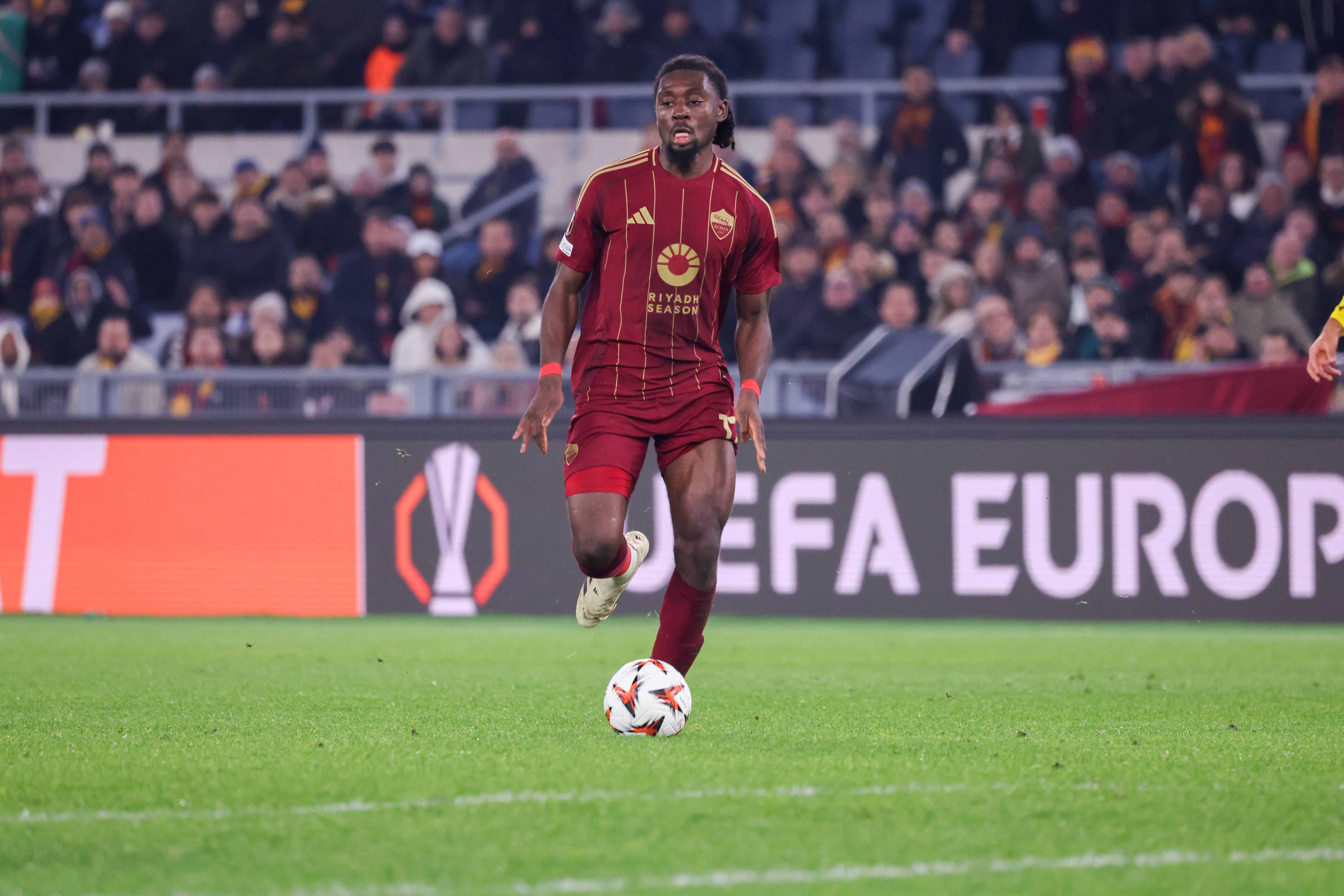 记者：国米想要科内，是因为他们在寻找一位拦截型中场