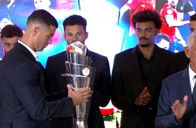 pg电子手机版-排队给C罗道歉！纪念去世队友，献上奖杯，球王重情重义