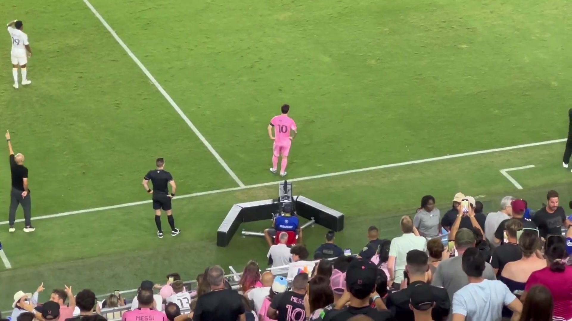 终场哨响梅西迅速离场 赛前已在通道等候多时